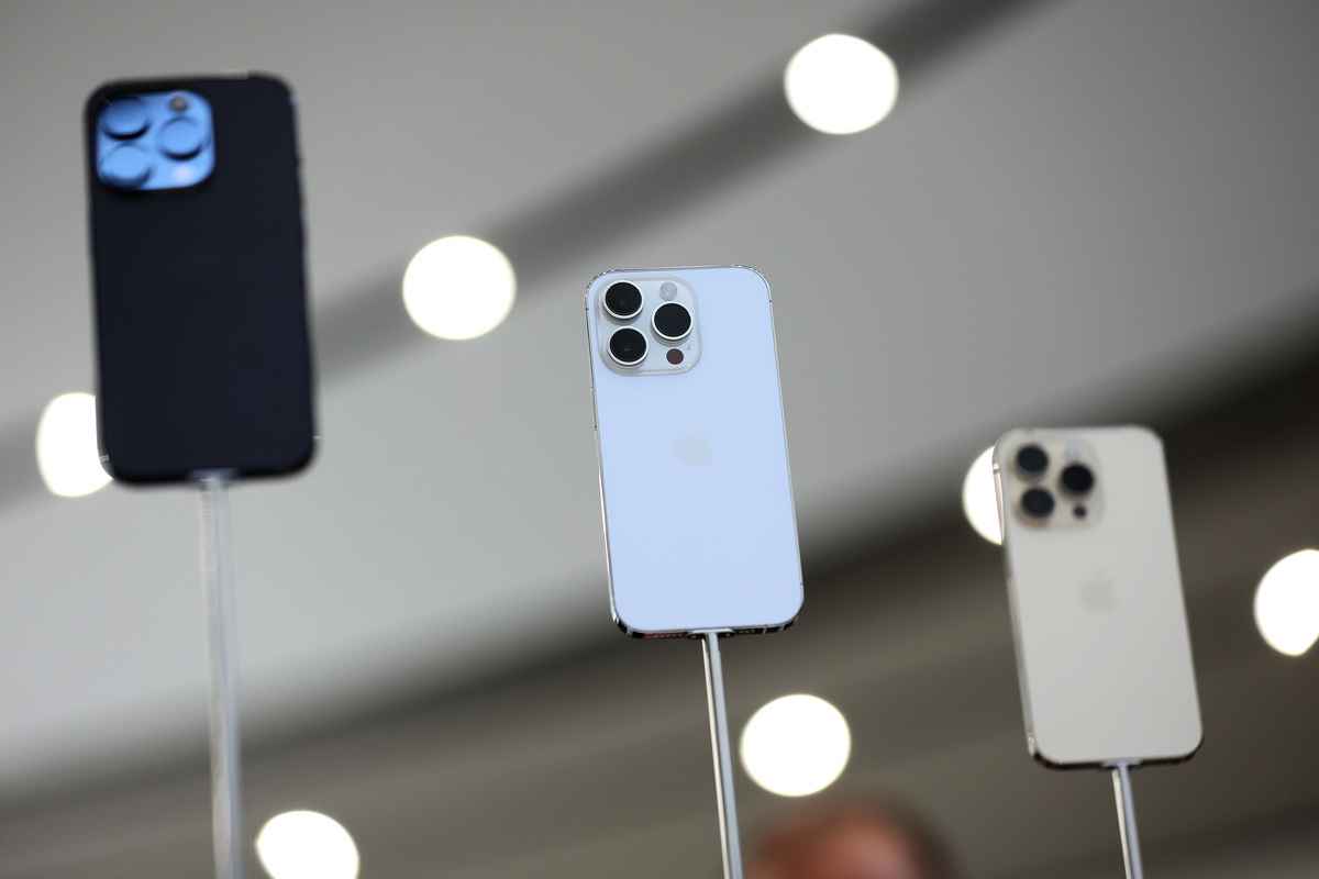 2022年9月7日，美國加州一家商店展示iPhone 14 Pro手機。（Justin Sullivan/Getty Images）