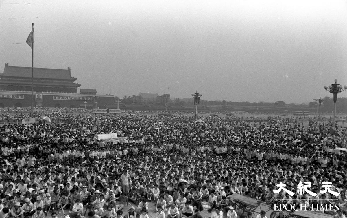 北京學生們遊行，向天安門廣場匯聚。1989年六四期間，北京學生抗議中共打壓，反腐敗要民主，發起絕食，得到廣大民眾的支持。（Jian Liu提供）