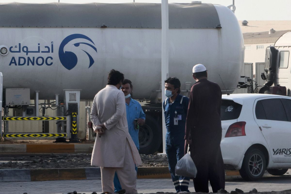 2022年1月17日，阿聯酋首都阿布扎比，石油巨頭阿布扎比國家石油公司（ADNOC）在穆薩法（Musaffah）工業區的一個儲油設施。（AFP via Getty Images）