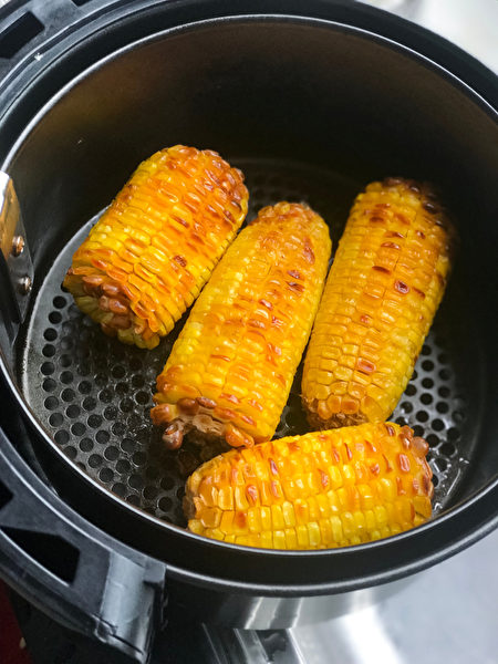 氣炸鍋烤玉米棒。（Shutterstock）