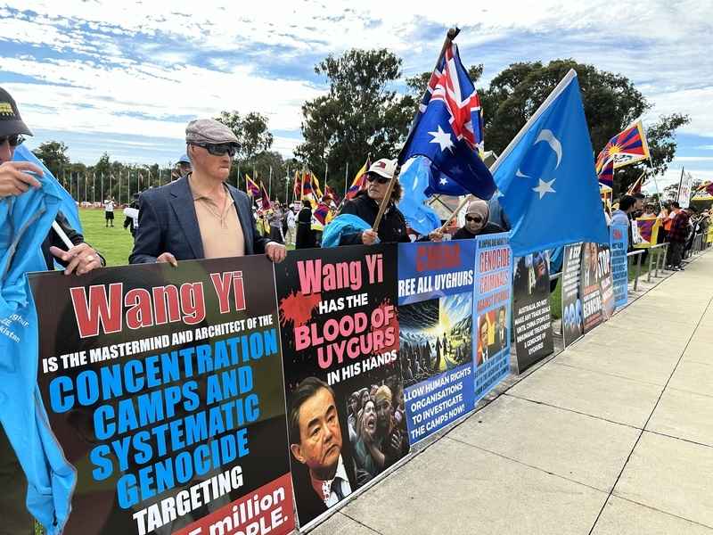 中共外長王毅訪澳 多團體坎培拉國會前抗議