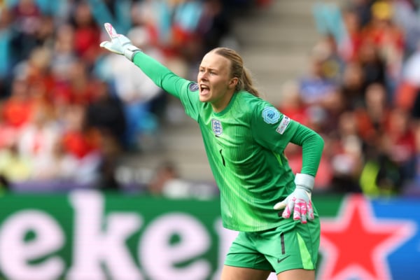 2025年7月27日,女足歐國盃(UEFA Women’s Euro)決賽上,世界排名第五的英格蘭女足通過十二碼大戰,以3:1擊敗世界排名第二的西班牙隊,從而以總比分4:2戰勝對手,成功衛冕「歐國盃」冠軍。門將漢娜‧漢普頓兩次撲出十二碼,為英格蘭隊立下頭功。(Alexander Hassenstein/Getty Images)