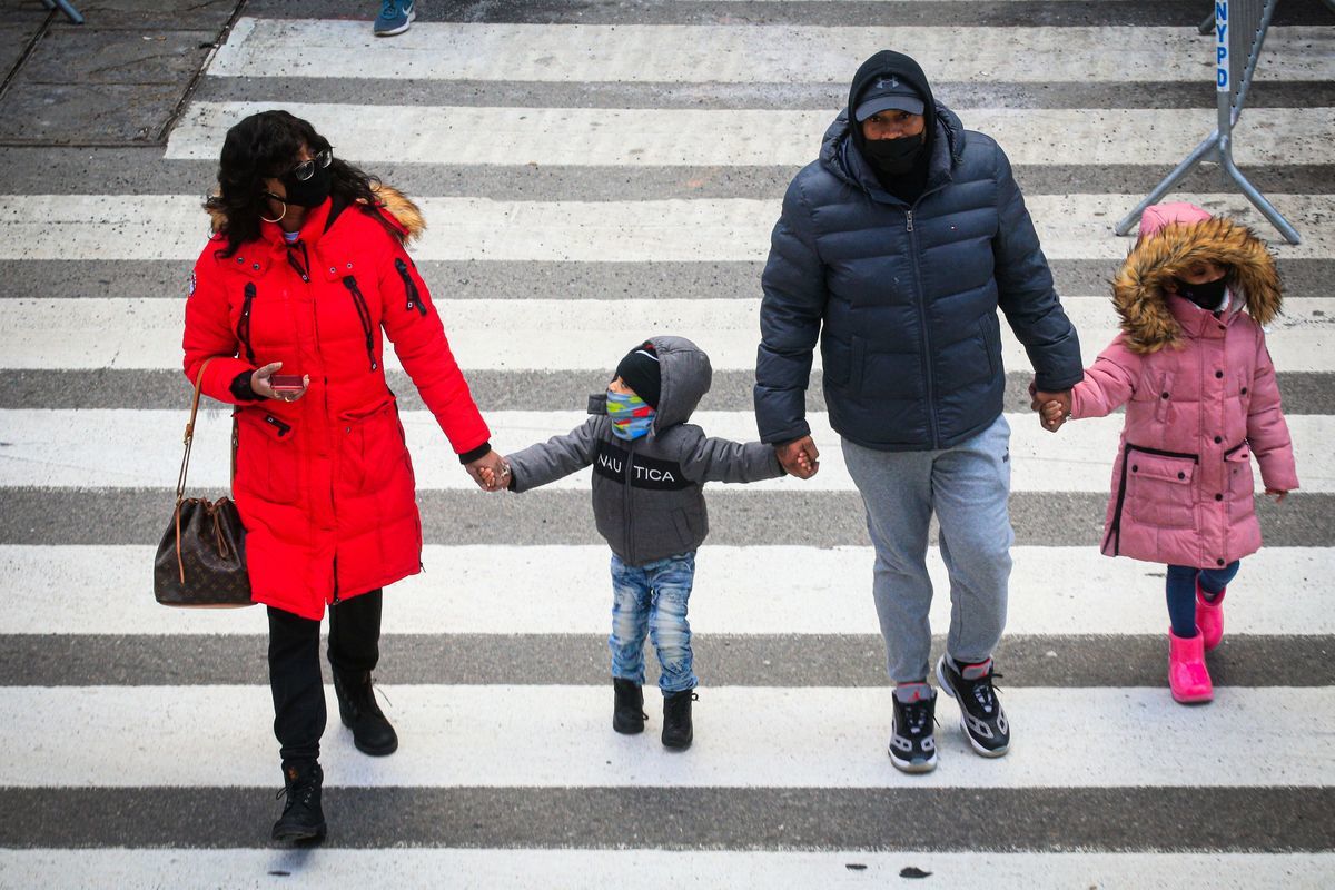 2020年12月10日，中共病毒（武漢病毒）大流行之際，紐約時代廣場戴著口罩的遊客。（KENA BETANCUR/AFP via Getty Images）