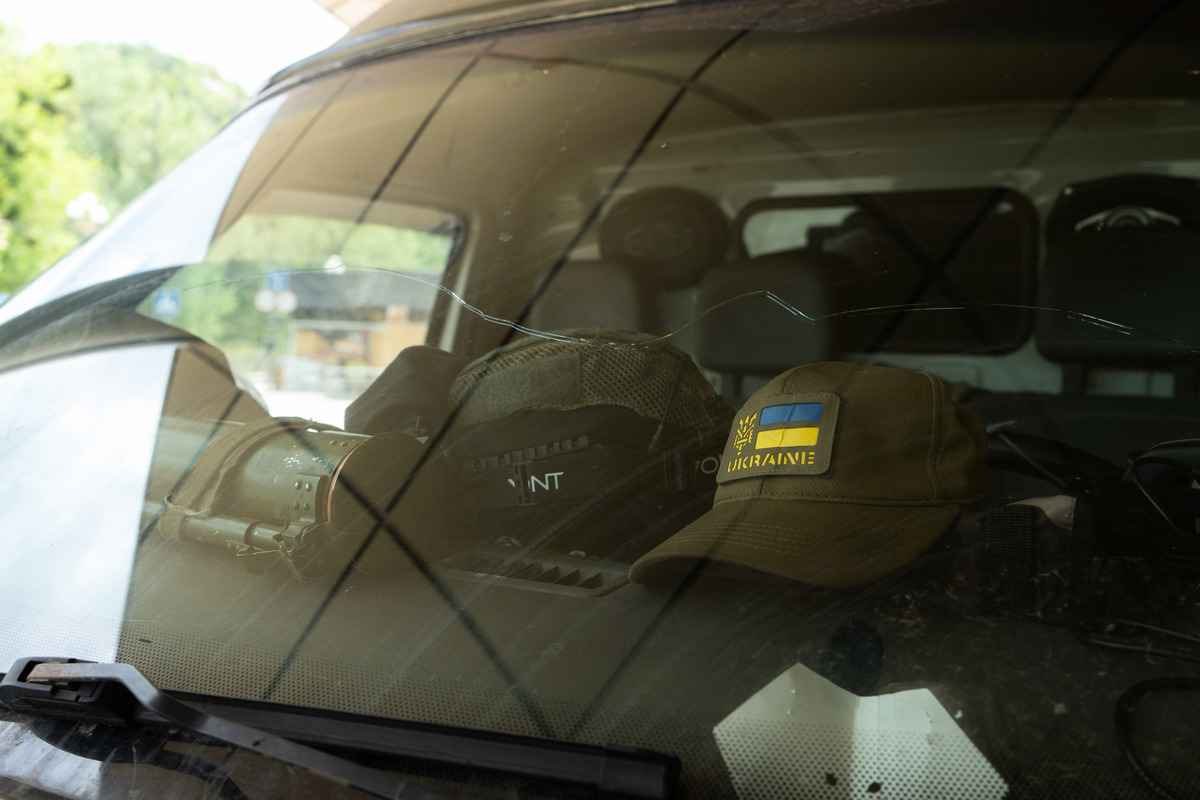 烏克蘭戰事激烈，有英籍港人參加烏克蘭志願軍，分享心路歷程。圖為志願軍使用的車輛。（香港戰地記者吳侃臻提供）