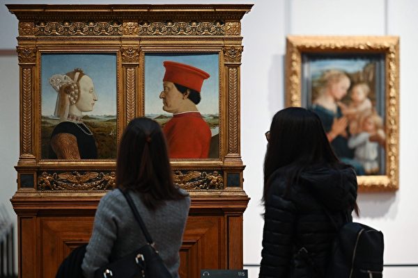 1月21日，參觀者在美術館裏欣賞皮耶羅·德拉·弗朗西斯卡（Piero della Francesca）的1472-1475年作品《烏爾比諾公爵和公爵夫人的肖像》。（VINCENZO PINTO/AFP via Getty Images）