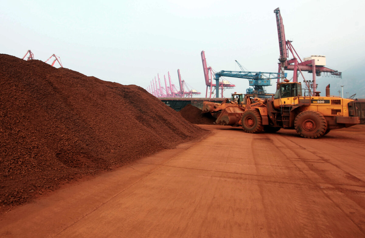 2010年9月5日，在中國江蘇省連雲港的一處港口，一輛裝載機正搬運含有稀土礦的土壤，準備裝載出口到日本。中國控制全球稀土礦物供應，而美國正尋求盟友間合作，以減少對中國的依賴。（STR/AFP via Getty Images）