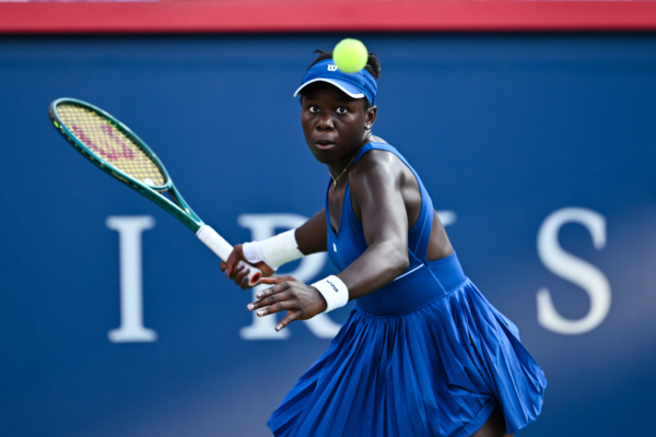 2025年8月7日,女子網壇WTA1000滿地可站決賽上,18歲本土「黑馬」姆博科(Victoria Mboko)以2:6/6:4/6:1逆轉擊敗前「世界第一」、四屆大滿貫冠軍得主大坂直美(Naomi Osaka),贏得職業生涯第一個巡迴賽女單冠軍。圖為姆博科比賽中擊球瞬間。(Minas Panagiotakis/Getty Images)
