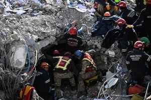 土耳其地震救援隊： 廢墟下仍能聽到聲音