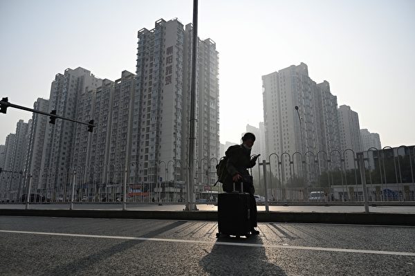 2022年中國房地產債務違約「史無前例」，市場處於惡性循環中。圖為2021年10月30日，北京街上的住宅小區。（Jade Gao / AFP）