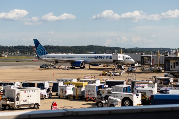 美聯航客機接炸彈威脅 緊急降落列根國家機場