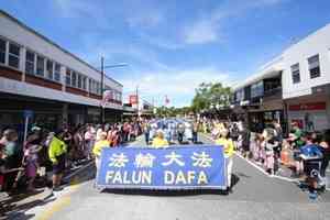 紐西蘭威靈頓地區聖誕遊行 天國樂團受歡迎