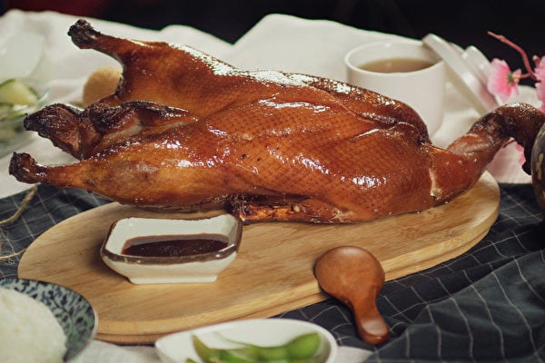 「全聚德」在價格、服務和戰略層面的多重失誤,推動這家百年老店從昔日的餐飲界標杆滑向市場邊緣。圖為烤鴨示意圖。(大紀元)