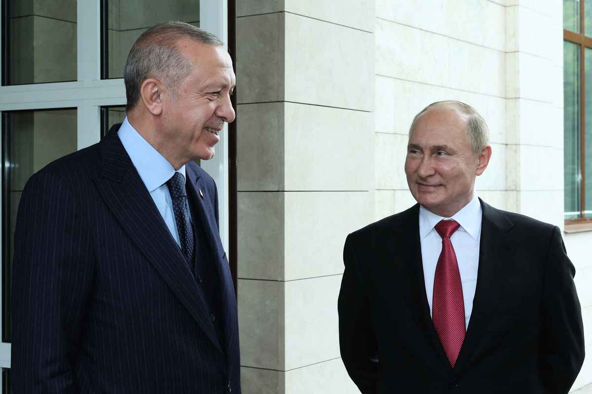 資料圖：2021年9月29日，俄羅斯總統普京（Vladimir Putin，右）與土耳其總統埃爾多安（Recep Tayyip Erdoğan）在索契（Sochi）的俄羅斯總統官邸會晤後聊天。（Mustafa KAMACI/TURKISH PRESIDENTIAL PRESS SERVICE/AFP）