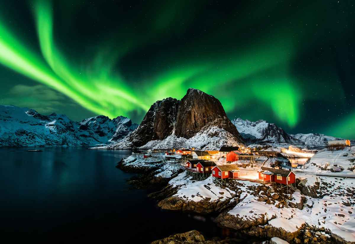 挪威小鎮Hamnoy看到的極光。（Shutterstock）