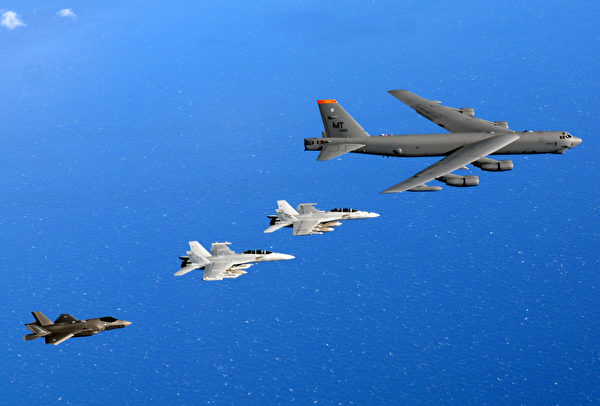2021年8月5日，美軍公布B-52轟炸機與澳洲空軍的1架EA-18G咆哮者電戰機、1架F/A-18F超級大黃蜂戰機和1架F-35A隱形戰機在「2021護符軍刀演習」期間。（美國印太司令部）