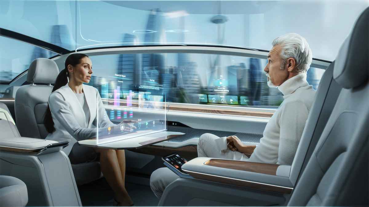 英國易捷航空公司委託的專家預測未來的旅行方式。圖為未來的人們搭乘無人駕駛的交通工具。（Shutterstock）