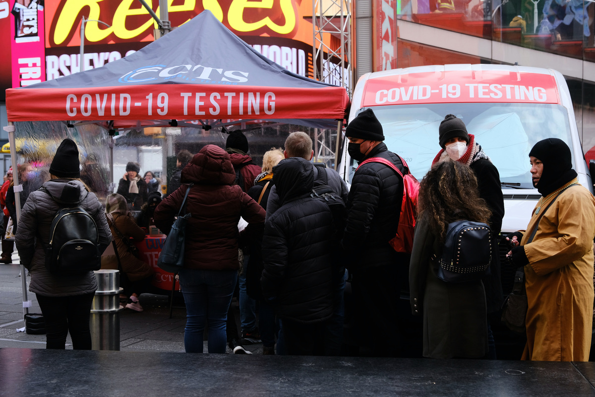2021年12月9日，紐約市時代廣場，人們排隊等候接受COVID-19檢測。 （Spencer Platt/Getty Images）