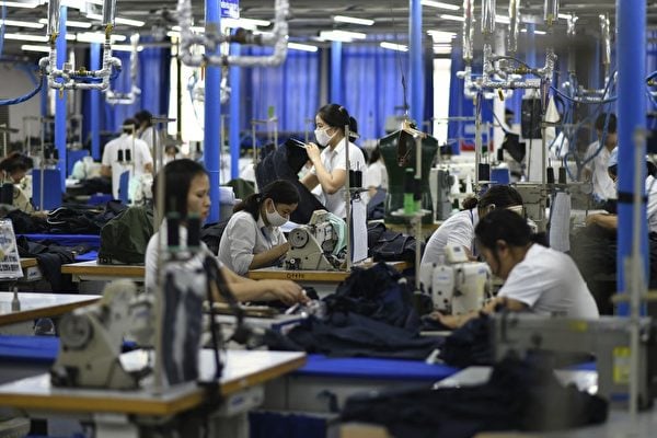 2019年5月24日，越南河內的一家服裝廠，工人們在製作男士西裝。（Manan Vatsyayana/AFP/Getty Images）