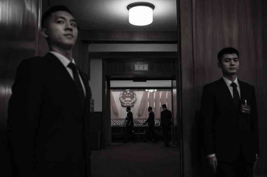 兩會罕見一幕 保鏢將習的座位摸一遍 引譏諷