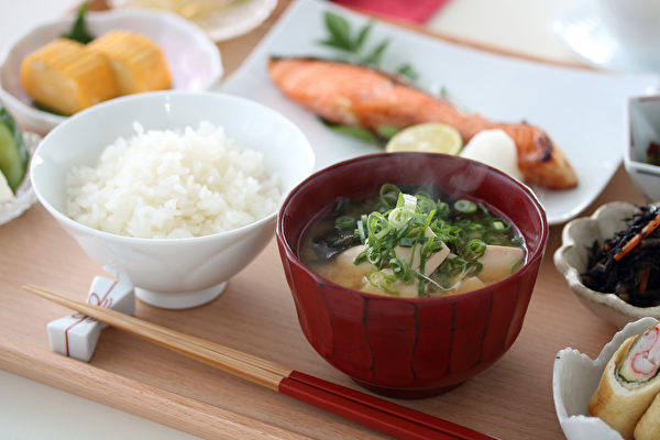 日本人餐桌的簡單美食中蘊含著健康長壽的養生秘訣。（shutterstock）