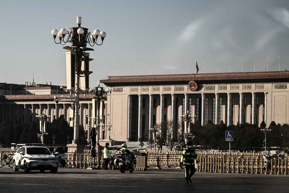 圖為2022年12月6日，警察在北京大會堂前，中共前領導人江澤民的公開追悼會正在北京舉行。（Noel Celis/AFP via Getty Images）