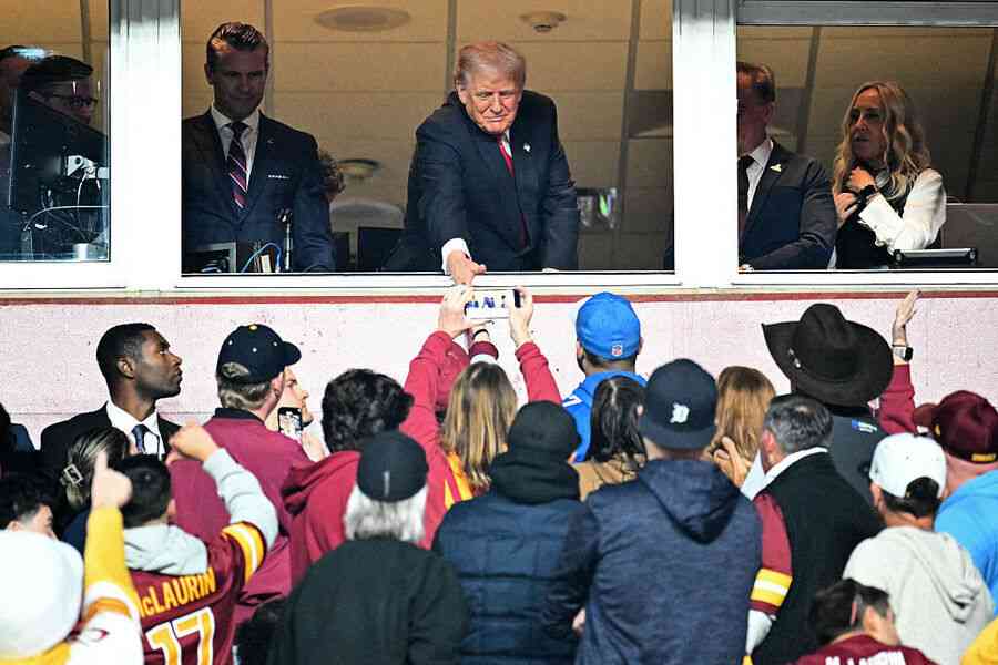 特朗普現身NFL球賽 47年來首位總統觀例行賽