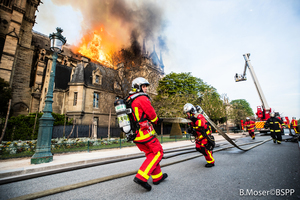 顏丹：巴黎聖母院滅火現場的中國無人機
