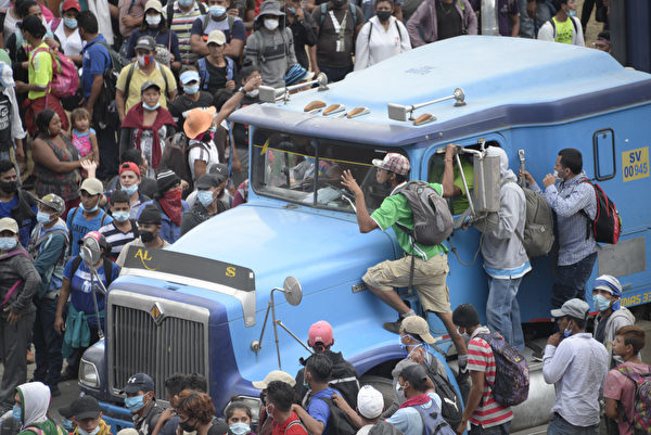 圖為來自洪都拉斯的非法移民，準備前往美國。（Photo by Johan ORDONEZ / AFP）（Photo by JOHAN ORDONEZ/AFP via Getty Images）