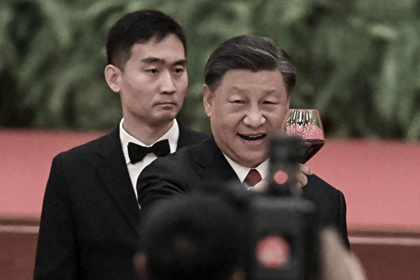9月28日，習近平在「十一」招待會上。他身邊站著的男服務員可能是他的貼身保鏢。（Jade Gao/POOL/AFP via Getty Images）