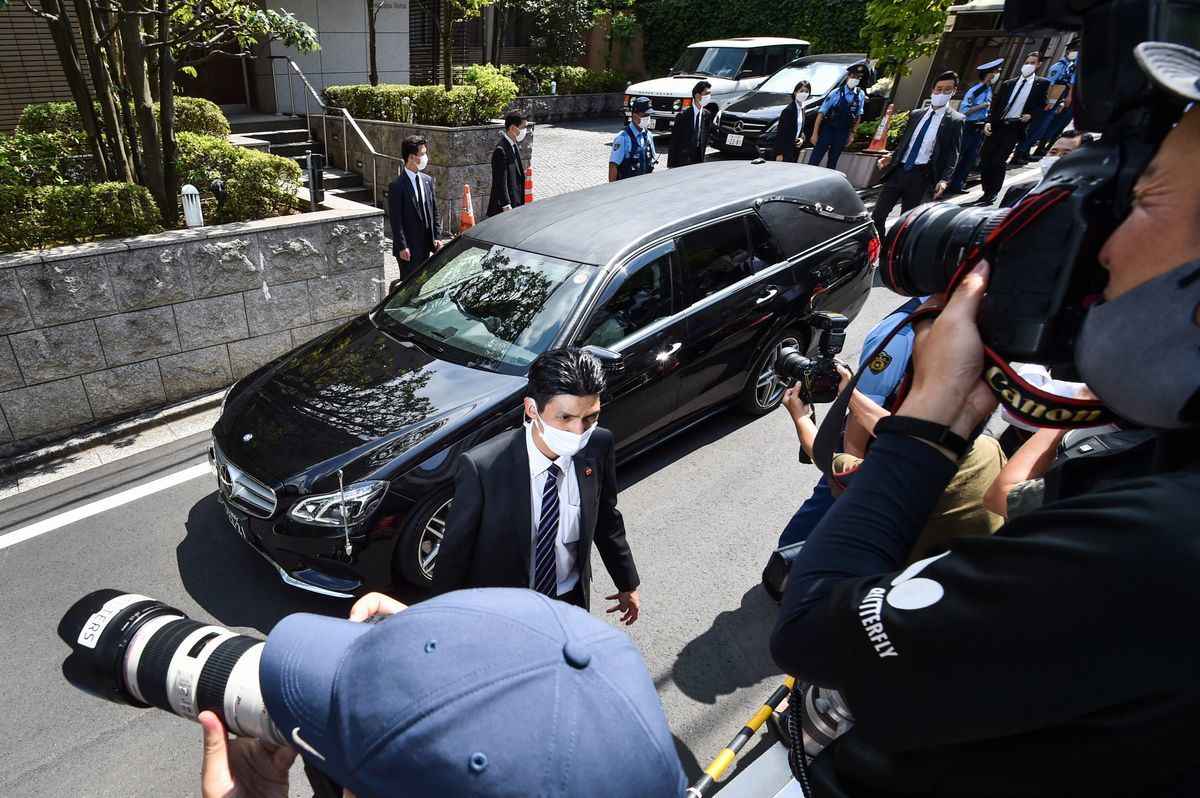 2022年7月9日，日本前首相安倍晉三的靈車，抵達他在東京的住所。 （KAZUHIRO NOGI/AFP via Getty Images）