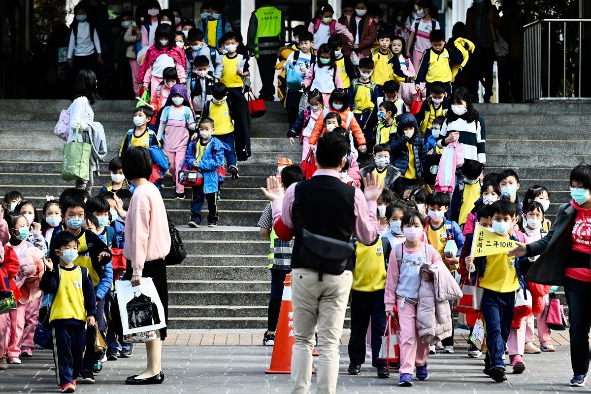 台灣的學校在2020年1月25日中國新年假期後重新開放，台灣的企業照常營業，沒有裁員。圖為2020年3月3日台灣新北市新店區一所小學放學情形。（Sam Yeh/AFP）