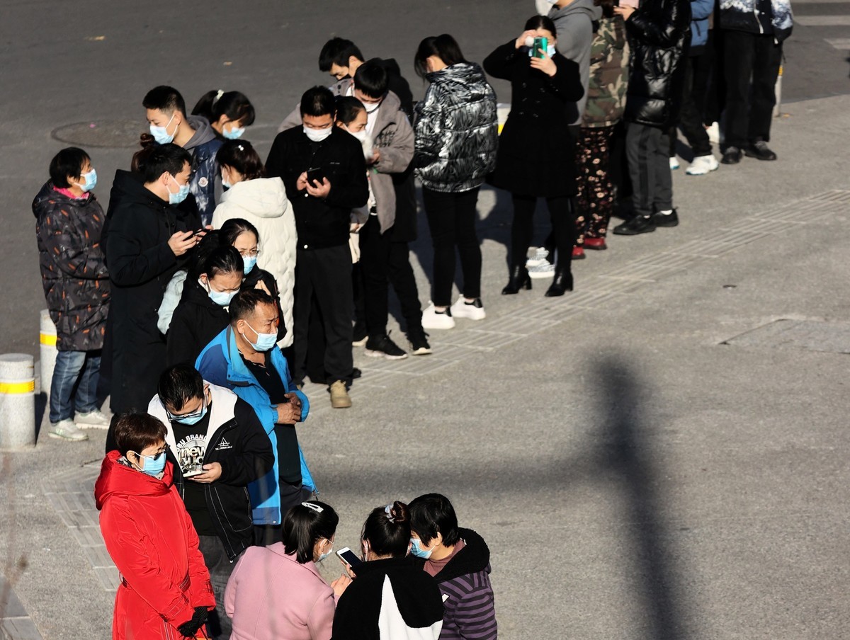 西安疫情在清零政策下，亂象頻傳，網絡輿論沸騰。圖為2021年12月21日西安民眾排隊檢測核酸。 （STR/AFP via Getty Images）