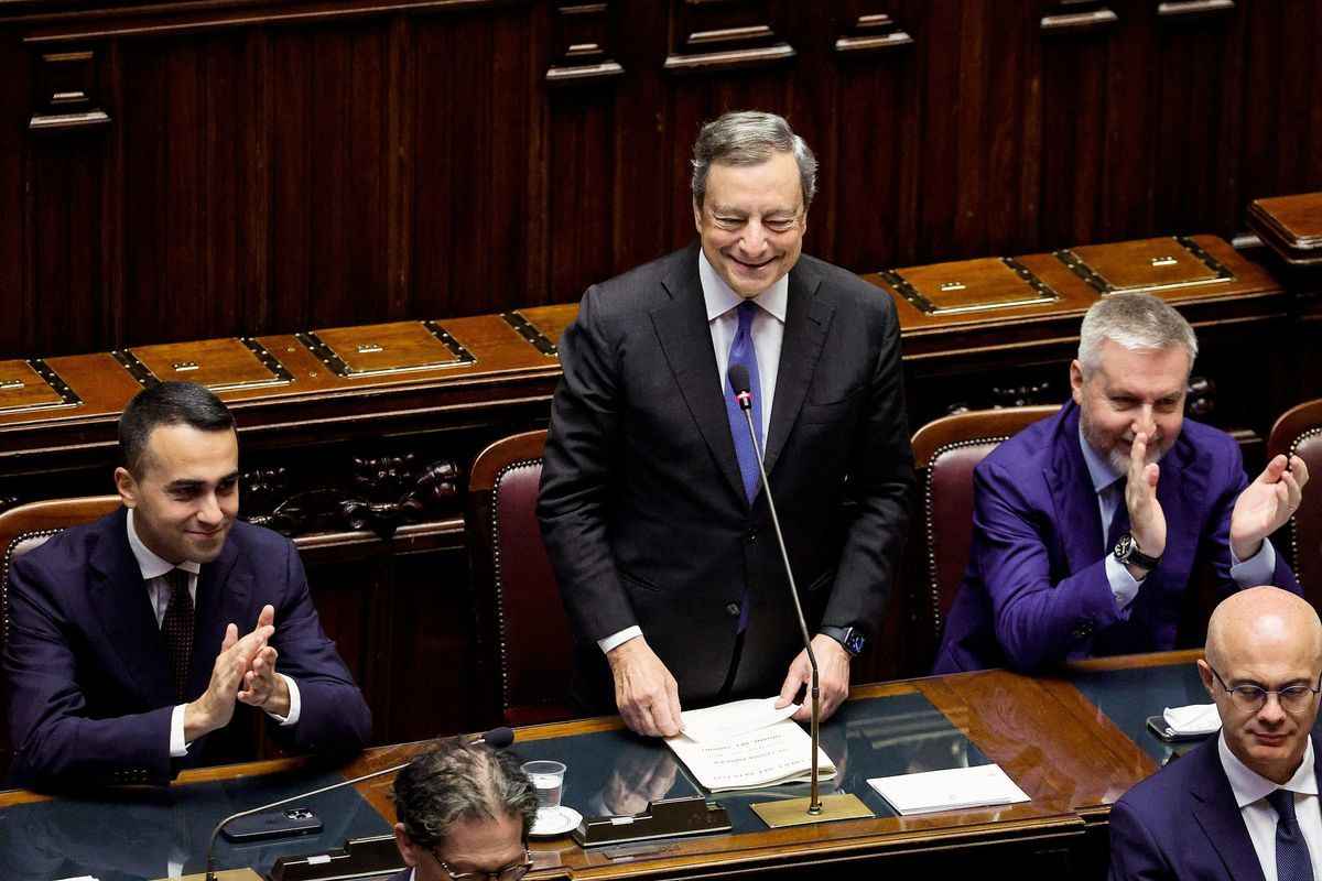 2022年7月21日，意大利總理德拉吉（Mario Draghi，中）抵達議會。總統辦公室表示，在他的民族團結聯合政府垮台後，他已經於當天遞交了辭呈。 （FABIO FRUSTACI/AFP via Getty Images）