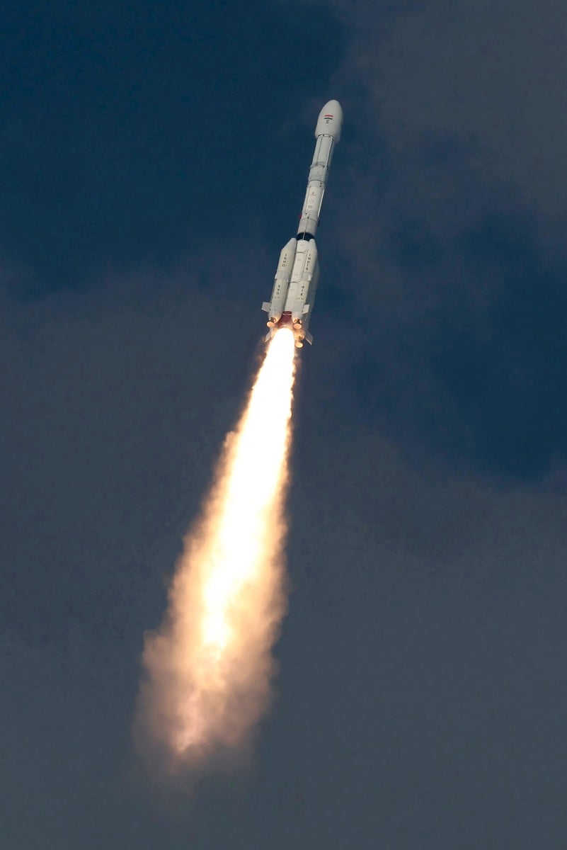 2025年7月30日,NISAR地球觀測衛星搭載GSLV-F16運載火箭,從印度安得拉邦(Andhra Pradesh)斯里赫里戈達島(Sriharikota)的薩迪什‧達萬航太中心(Satish Dhawan Space Centre )升空。這顆由美國太空總署(NASA)與印度太空研究組織(ISRO)聯合打造的強大雷達衛星,將追蹤地球陸地與冰層表面的細微變化,協助預測各類自然或人為災害。(Indian Space Research Organisation(ISRO) – AFP)