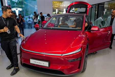2025年7月15日,印度首家Tesla展廳在孟買落開張,僅供「Model Y」車型。在美歐銷量低迷的背景下,馬斯克的電動車公司正積極尋求新客戶。(PUNIT PARANJPE/AFP via Getty Images)