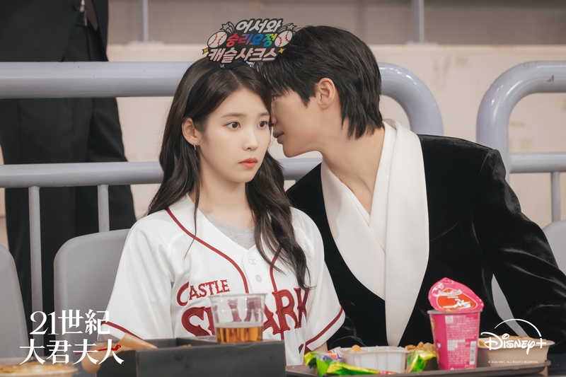 IU與邊佑錫新劇隔牆吻、飆車救美橋段掀話題