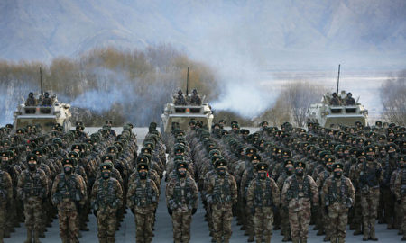 2021年1月4日，在喀什帕米爾山脈，中共軍隊在進行軍事訓練。（STR/AFP via Getty Images）