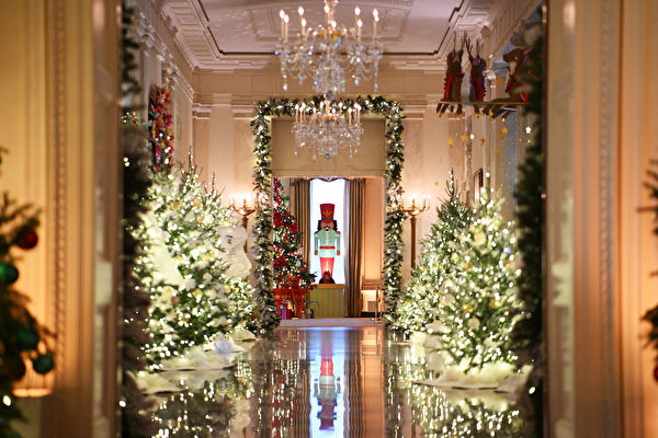 2023年11月27日，在華盛頓特區，白宮聖誕節裝飾預先對媒體開放，圖為東廳面向十字廳的聖誕樹。（Mandel Ngan / AFP）