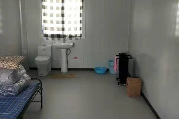 南宮市一處方艙醫院隔離房間，內部雖然很簡陋，但因設有廁所對於剛從另一家方艙過來的小邱來說，已經像天堂一樣。（受訪者提供）