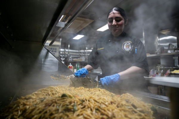 美軍公布林肯號航母「新鮮餐食」照片 駁斥食物短缺傳言