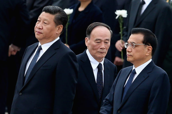 習近平（左）、李克強（右）、王岐山（中）是中國擁有最高政治權力的三人。（Feng Li/Getty Images）
