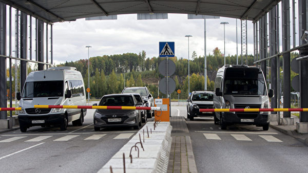 2022年9月22日,芬蘭拉彭蘭塔(Lappeenranta),俄羅斯總統弗拉基米爾‧普京(Vladimir Putin)下達軍事部份動員令後,許多俄羅斯民眾開車前往芬蘭。圖為許多俄羅斯車輛在芬蘭的邊境檢查站等候。(Lauri Heino/Lehtikuva/AFP)
