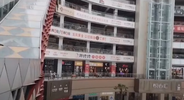 網傳影片顯示，武漢光谷的商戶幾乎全部退租了。（影片截圖）
