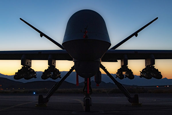 2020年9月10日，一架MQ-9A收割機無人機停放在克里奇空軍基地，首次搭載了8枚地獄火導彈做飛行測試。（美國空軍）