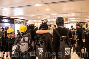 【8.24反送中組圖】港警清場 示威者並肩對抗