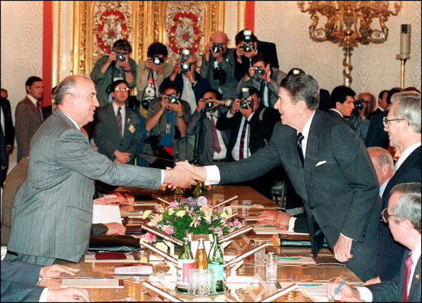 1988年6月1日戈巴卓夫（左）與美國總統列根在克里姆林宮會面時握手。（Getty Images）
