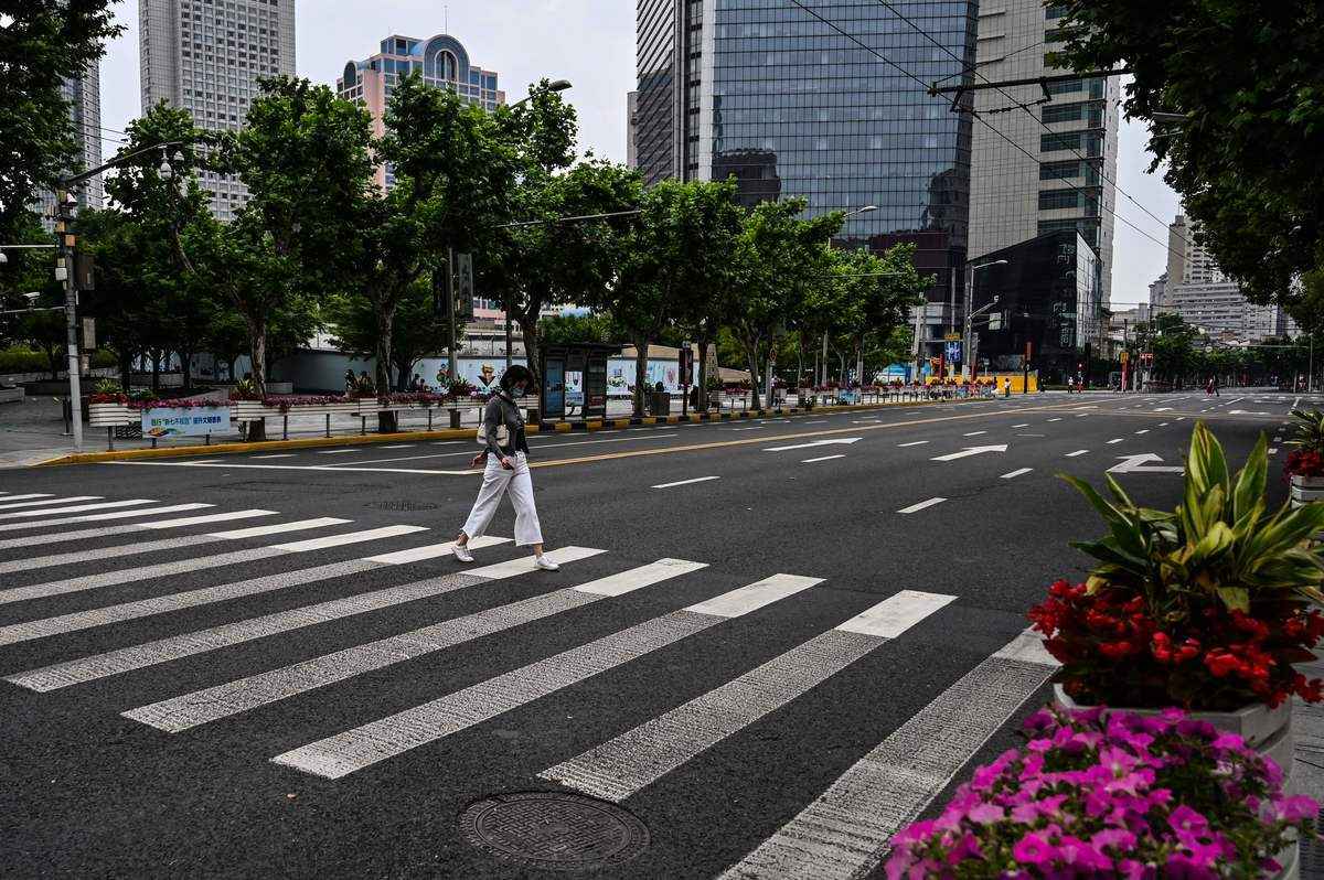 2022年5月30日，上海靜安區封鎖期間，一名婦女正在街道上行走。（Hector Retamal/AFP via Getty Images）