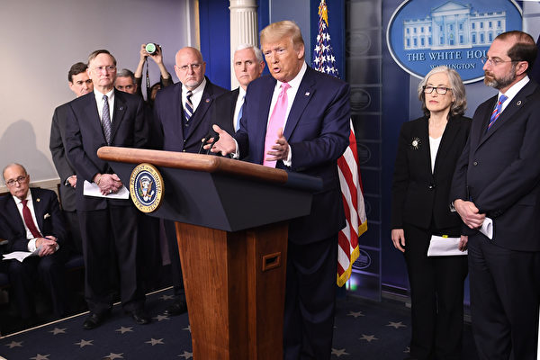美國總統特朗普2月26日宣佈對抗中共病毒的專案小組，由副總統彭斯領軍。（Eric BARADAT / AFP）