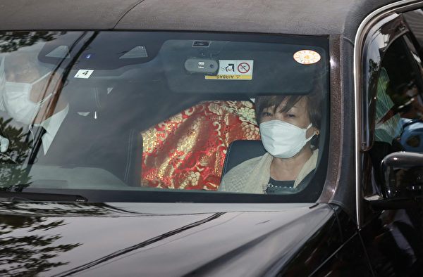 2022年7月9日，日本前首相安倍晉三的遺體，在妻子安倍昭惠的陪伴下，抵達東京的住所。  （ STR/JIJI PRESS/AFP via Getty Images）