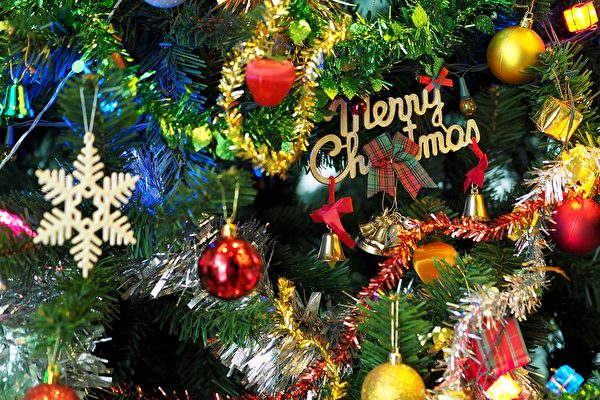一入十二月，日本各大百貨商店及大型超市等，都紛紛擺出應景的聖誕樹。 （Pixabay）